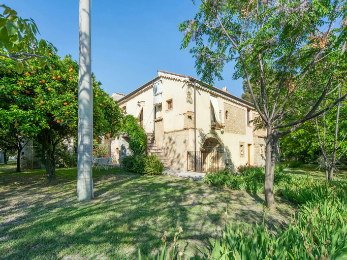 Holiday home on an estate, surrounded by citrus and olive trees, 7 km from the sea., Reggio Di Calabria