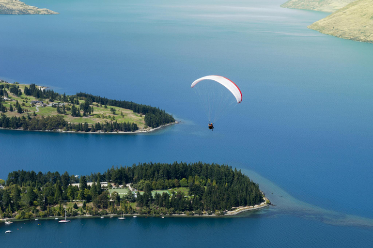 Others 1, 4 bedroom home, unlimited wifi, fantastic lake views with private balcony, Queenstown-Lakes