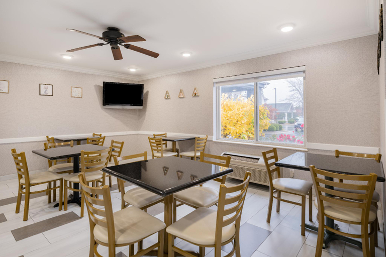 Food & Drinks 4, Baymont by Wyndham Gurnee, Lake