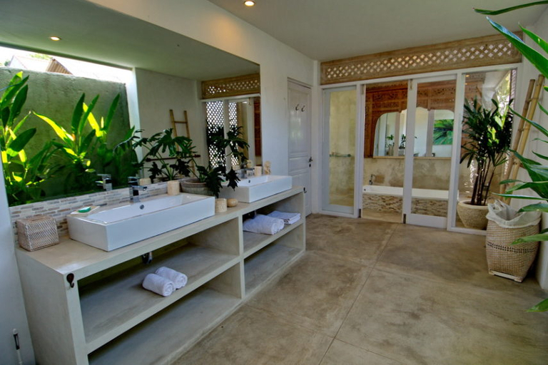 Others 3, Villa Leoli, Badung