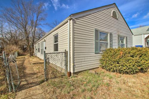 Central St Louis Apt - 2 Mi to Lake and Zoo!, Saint Louis