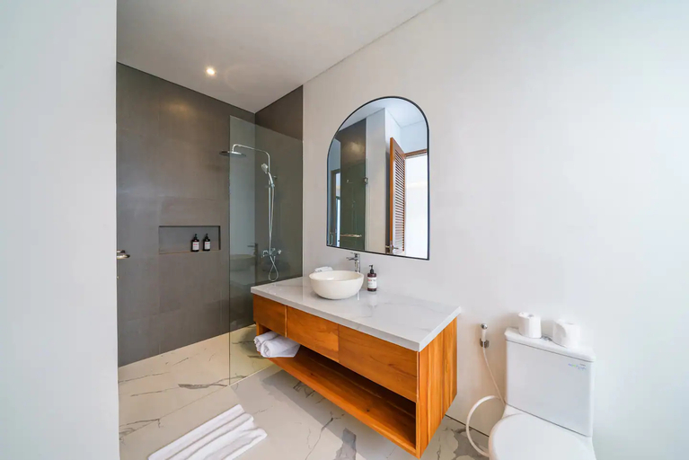Bathroom 3, Villa Besso Padonan: Modern & Minimalist 2BR Villa in Canggu, Badung