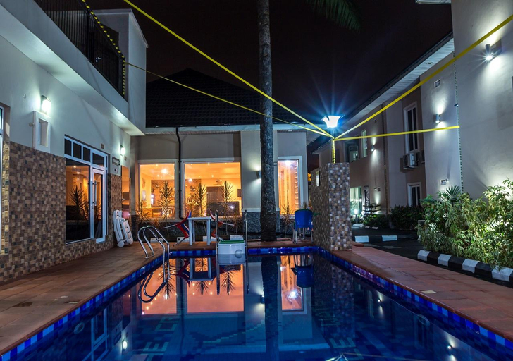 Swimming pool, The Cromwell Courtyard Hotel Ltd, Kosofe
