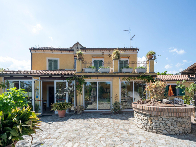 Beautiful Holiday Home in Stilo with Swimming Pool, Reggio Di Calabria