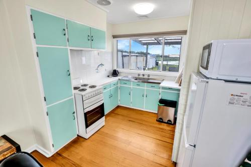 Kitchen, River-Lake Cottage, E. Gippsland - Bairnsdale