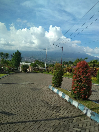 Exterior & Views, VILLA DIAMOND KUSUMA 3 Kamar Kapasitas 8 orang, Malang