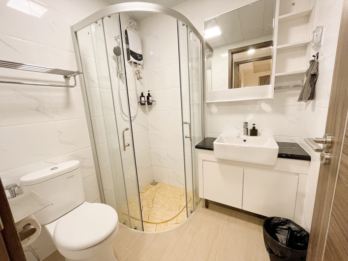 Bathroom 5, Sky House BSD Apartments by OkeStay, Tangerang Selatan