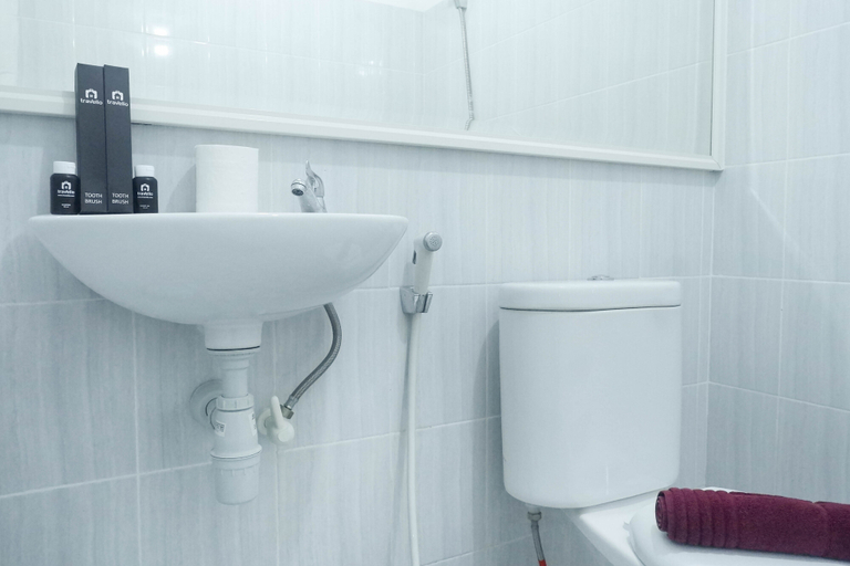 Bathroom 5, Comfy and Clean 2BR Apartment at Puncak CBD By Travelio, Surabaya