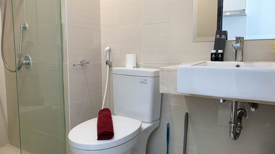 Bathroom 5, Nice and Elegant Studio at Puri Mansion Apartment By Travelio, Jakarta Barat