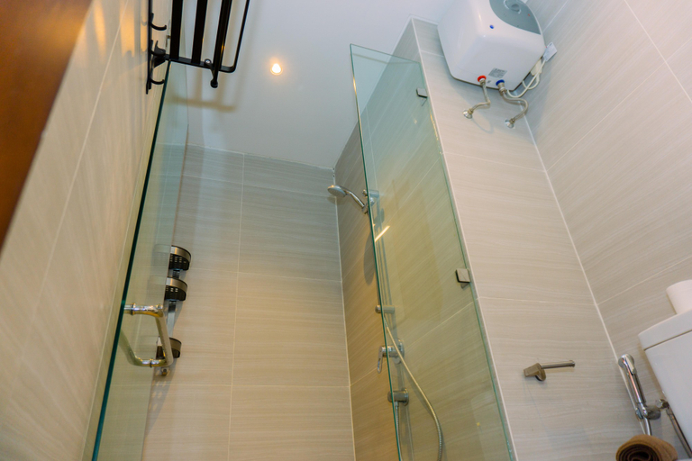 Bathroom 5, Spacious 1BR with Japandi Design at West Vista Apartment By Travelio, Jakarta Barat