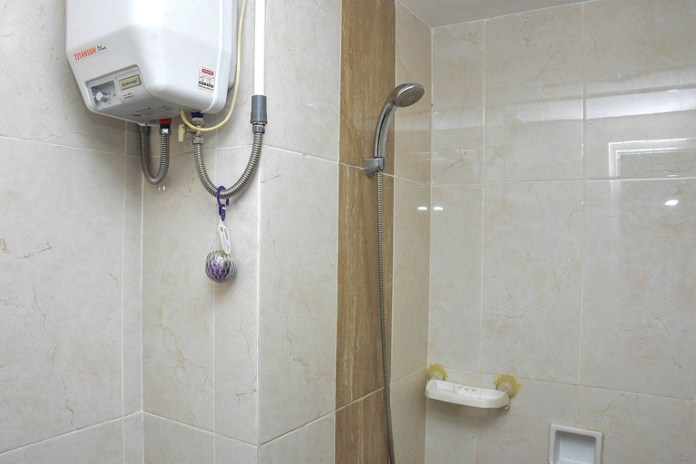 Bathroom 5, Gorgeous Studio Apartment at Taman Melati Margonda By Travelio, Depok