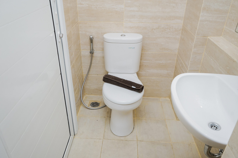 Bathroom 5, Cozy and Nice Studio Apartment at Springwood Residence By Travelio, Tangerang