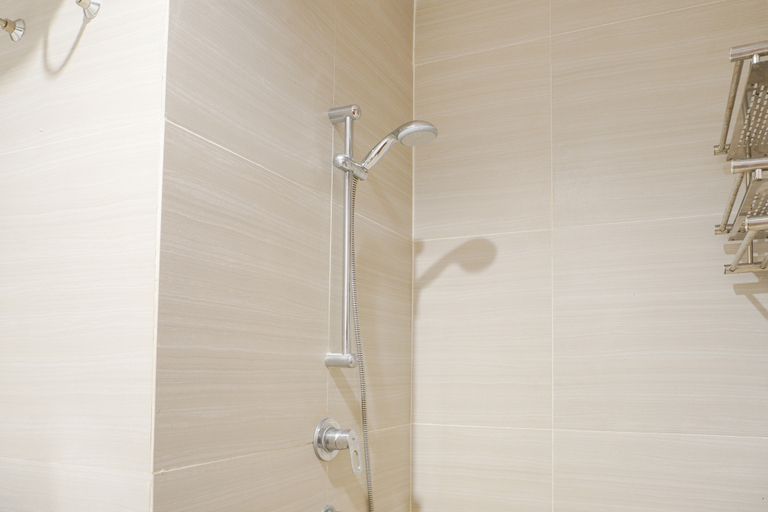 Bathroom 5, Warm and Simply Studio Room West Vista Apartment By Travelio, Jakarta Barat