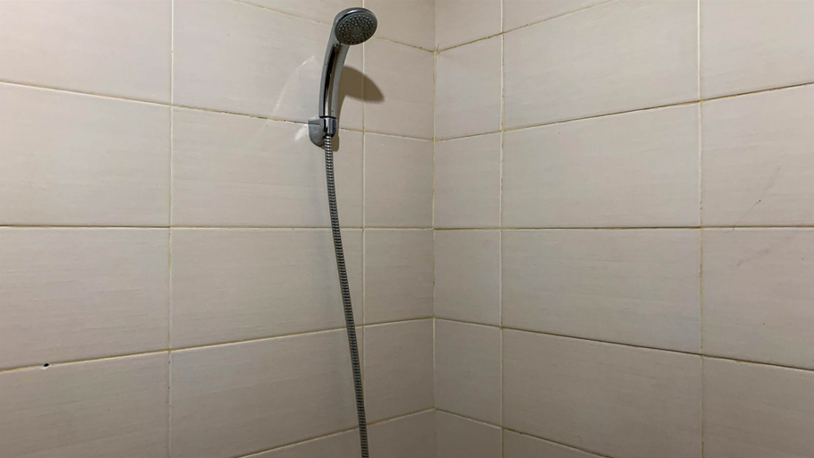 Bathroom 5, Cozy Studio at Belmont Residence Puri Apartment By Travelio, Jakarta Barat