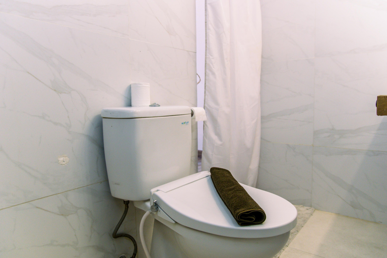 Bathroom 5, Spacious and Nice 2BR Apartment at Mediterania Palace Residence By Travelio, Jakarta Pusat