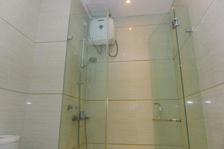 Bathroom 4, Fancy and Nice 1BR at Brooklyn Alam Sutera Apartment By Travelio, Tangerang