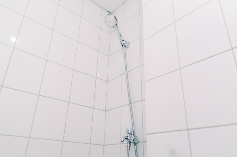 Bathroom 3, Cozy and Warm Studio Room at Emerald Bintaro Apartment By Travelio, Tangerang Selatan