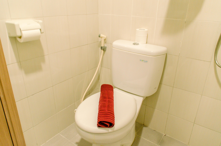 Bathroom 5, Cozy Stay Studio at Signature Park Grande Apartment By Travelio, Jakarta Selatan