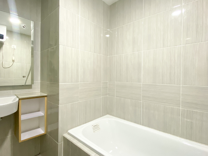 Bathroom 5, Cozy and Simple Big Studio Vasanta Innopark Apartment By Travelio, Cikarang