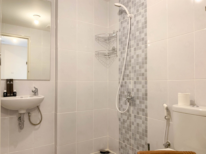 Bathroom 5, Compact and Functional 2BR Tokyo Riverside PIK 2 Apartment By Travelio, Tangerang