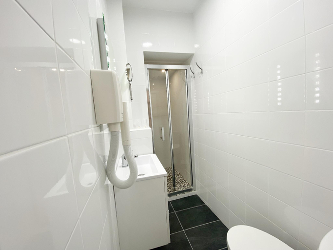 Bathroom 3, Hotel Aviatic, Paris