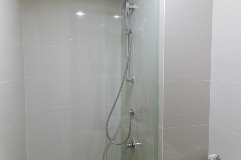 Bathroom 5, Great Choice and Strategic Studio at Puri Mansion Apartment By Travelio, Jakarta Barat