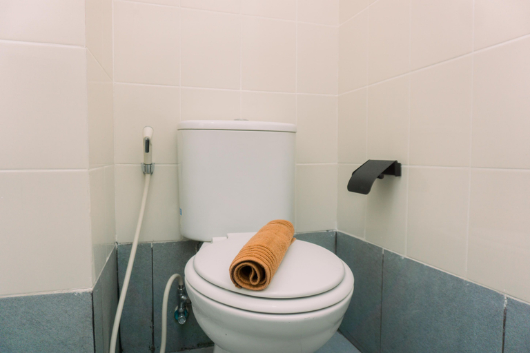 Bathroom 5, Nice and Homey Studio Apartment at Akasa Pure Living BSD By Travelio, Tangerang Selatan