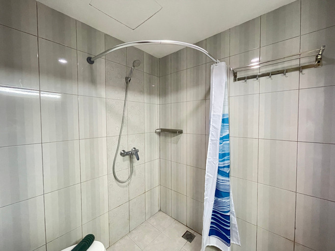 Bathroom 5, Cozy Studio Room at Apartment Galeri Ciumbuleuit 2 By Travelio, Bandung