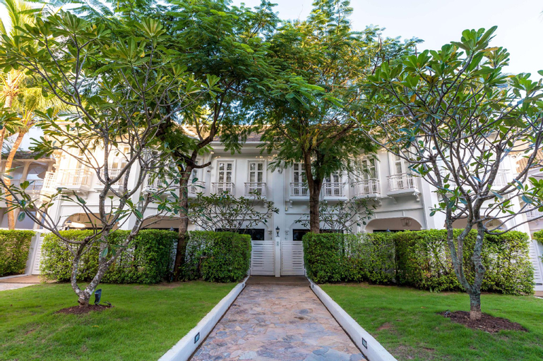 Exterior & Views