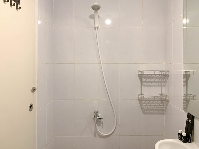 Bathroom 5, Cozy Studio at 31th Floor Tokyo Riverside PIK 2 Apartment By Travelio, Tangerang