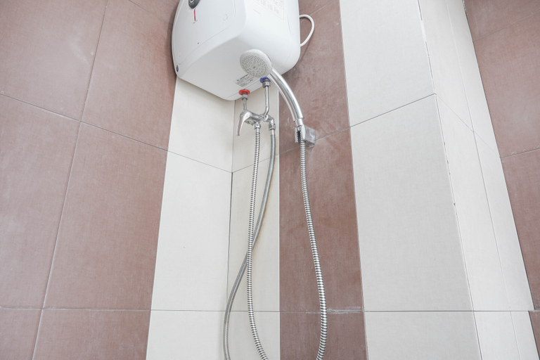 Bathroom 5, Comfort Studio at Saladdin Mansion Apartment By Travelio, Depok