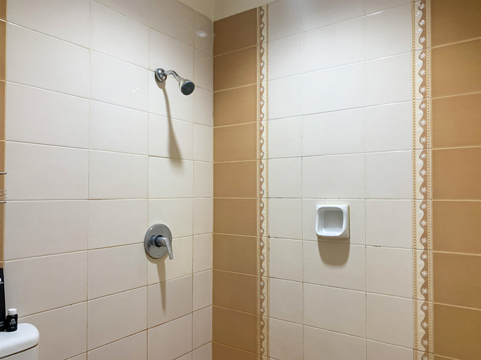Bathroom 5, Spacious and Modern Look 3BR Apartment at Gading Resort Residence By Travelio, North Jakarta