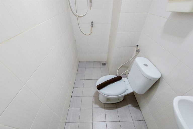 Bathroom 5, Best Homey 2BR at Ayodhya Residence Tangerang Apartment By Travelio, Tangerang