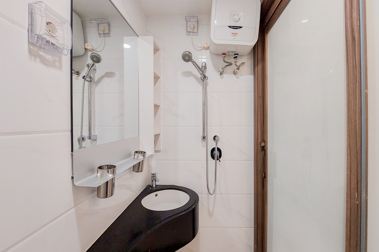 Bathroom 5, Fancy and Clean Studio at Sky House BSD Apartment By Travelio, South Tangerang