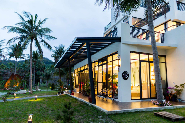 Exterior & Views