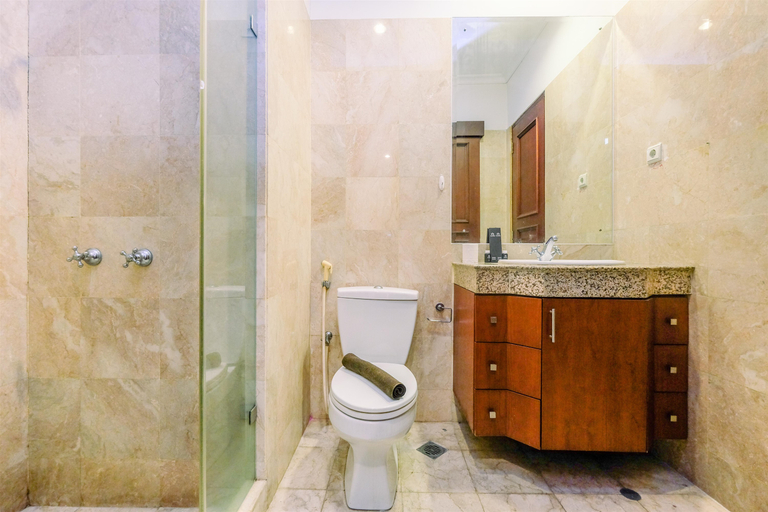 Bathroom 5, Exclusive and Comfy 2BR with Extra Room at Bellezza Apartment By Travelio, Jakarta Selatan