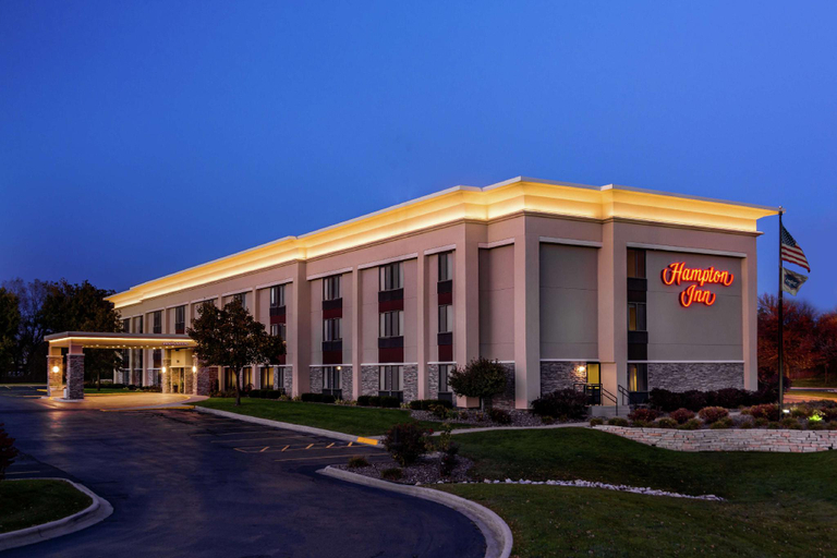 Exterior & Views 2, Hampton Inn Milwaukee-Airport, Milwaukee