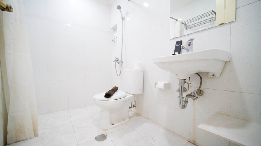 Bathroom 5, Homey 2BR with Extra Room at Taman Beverly Apartment By Travelio, Surabaya