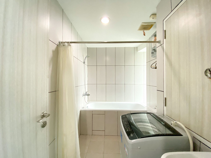 Bathroom 5, Fancy and Nice 3BR at Grand Kamala Lagoon Apartment By Travelio, Bekasi