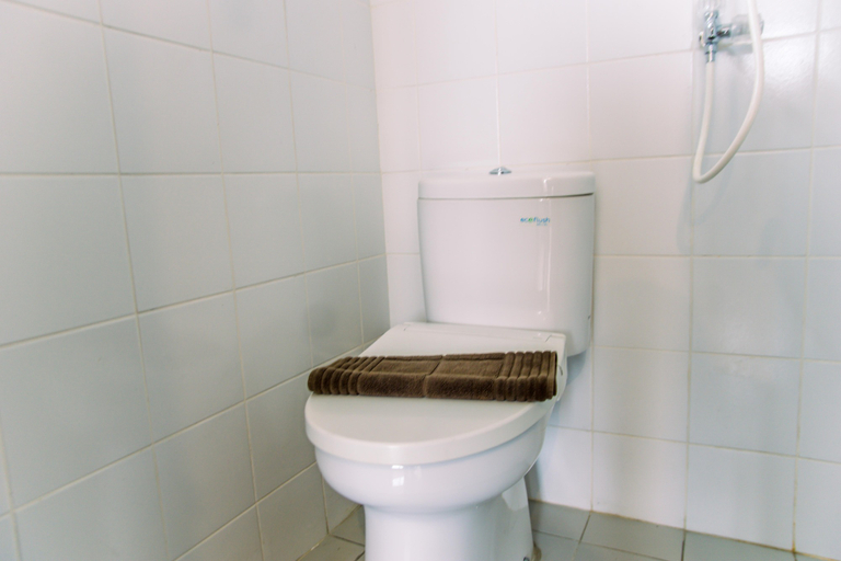 Bathroom 5, Fancy and Nice Studio Apartment at Eco Home Residence By Travelio, Tangerang