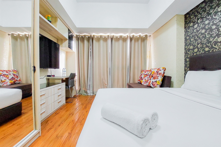 Bedroom 4, Comfortable and Simply Studio Room Casa de Parco Apartment By Travelio, Tangerang