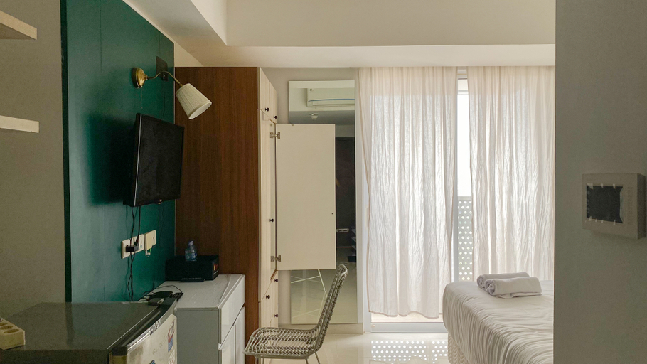 Bedroom 4, Warm and Simply Studio Room West Vista Apartment By Travelio, Jakarta Barat