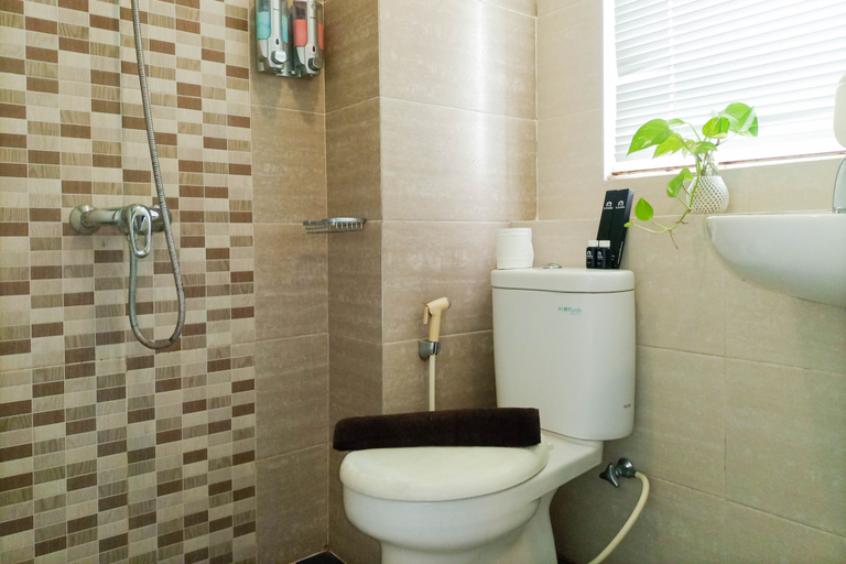 Bathroom 5, Good Deal Studio Apartment at Student Castle Yogyakarta By Travelio, Sleman