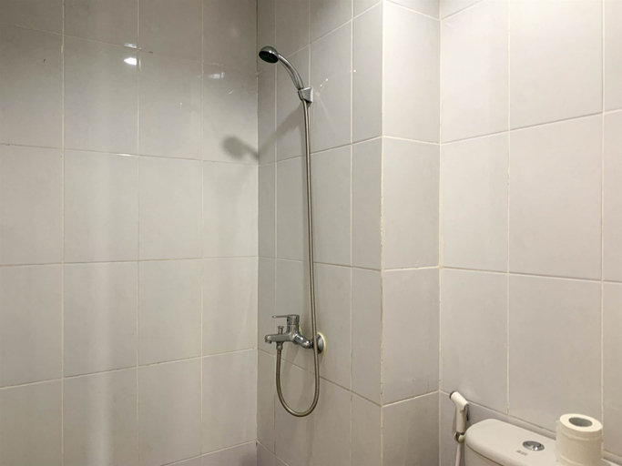 Bathroom 5, Relaxing Studio at Patraland Urbano Apartment By Travelio, Bekasi