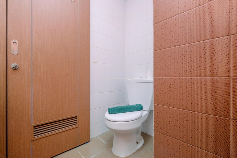 Bathroom 5, Fancy and Nice Studio Room at Puri Orchard Apartment By Travelio, Jakarta Barat