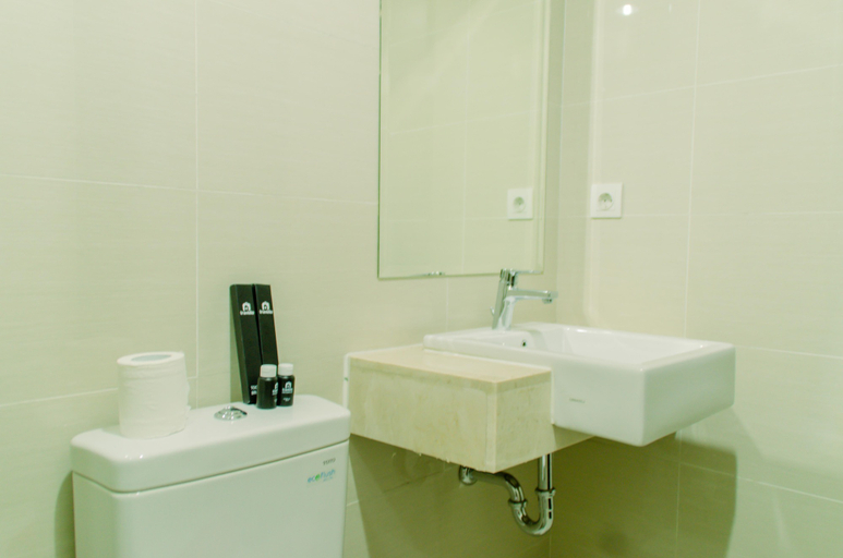Bathroom 5, Gorgeous and Strategic Studio Puri Mansion Apartment By Travelio, Jakarta Barat