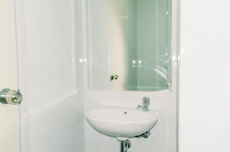 Bathroom 5, Nice Studio Apartment at Urban Height Residence By Travelio, South Tangerang