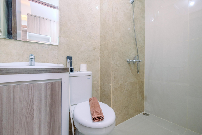 Bathroom 5, Nice and Cozy Studio Apartment at Transpark Cibubur By Travelio, Depok