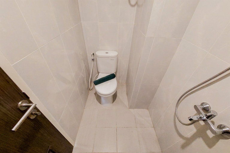 Bathroom 5, Modern and Homey Studio at Serpong Garden Apartment By Travelio, Tangerang