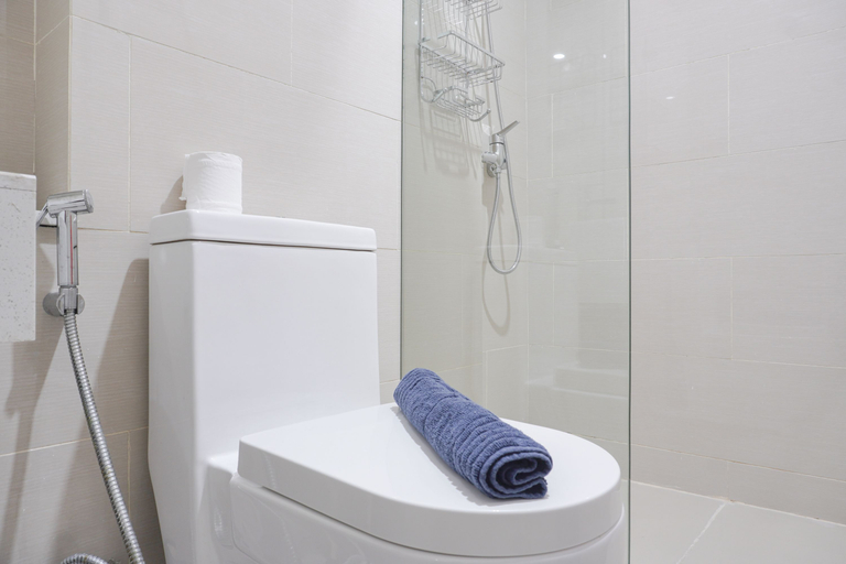 Bathroom 5, Simply Designed Studio at Daan Mogot City Apartment By Travelio, Jakarta Barat